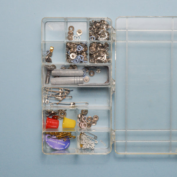 Grommets, Snaps + Tools in Clear Compartment Case