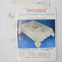 "Daisy Spray" Progress Stamped Permanent Press 60" Round Tablecloth Kit